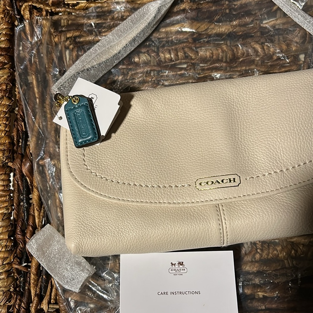Coach Cream Pebble Leather Large Wristlet With Curved Flap Design BNWT - Picture 2 of 7